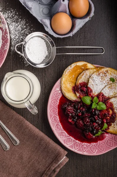 Crepes panqueques con reducción de bayas —  Fotos de Stock