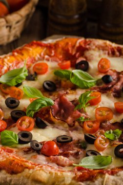 Rustik pizza domates, peynir, salam