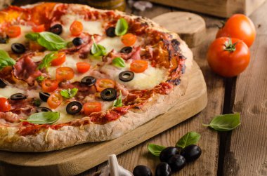 Rustik pizza domates, peynir, salam