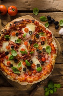 Rustik pizza domates, peynir, salam
