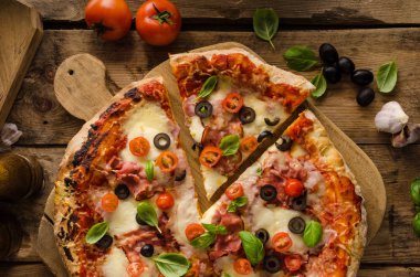 Rustik pizza domates, peynir, salam