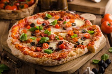 Rustik pizza domates, peynir, salam