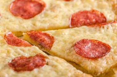 Rustik pizza domates, peynir, salam