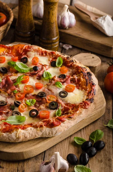 Rustik pizza domates, peynir, salam
