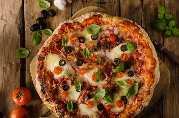 Сельская пицца с помидорами, сыром, салями — стоковое фото