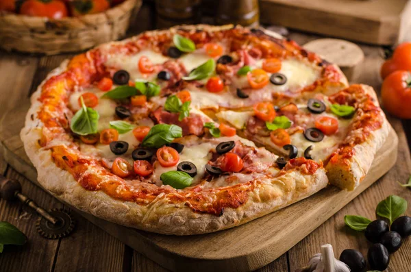 Сельская пицца с помидорами, сыром, салями — стоковое фото
