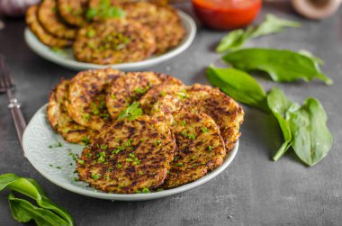 Patatesli krep, kızarmış tavuk patates ile