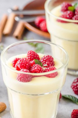 Vannila çilek puding