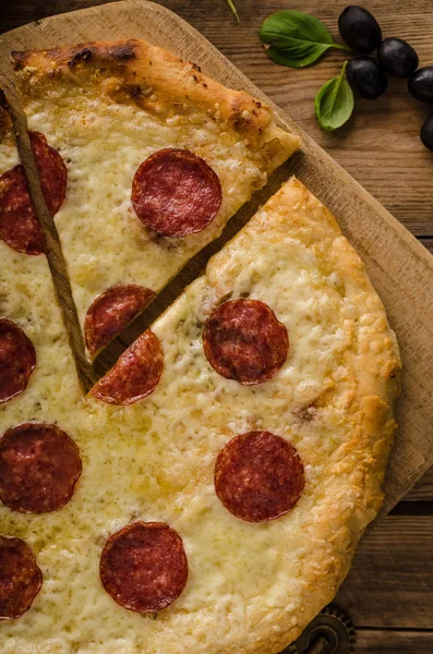 Rustykalne pizza pomidor, ser, salami — Zdjęcie stockowe