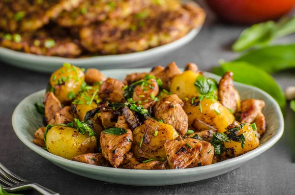 Kartoffelpuffer, gebratenes Huhn mit Kartoffeln — Stockfoto