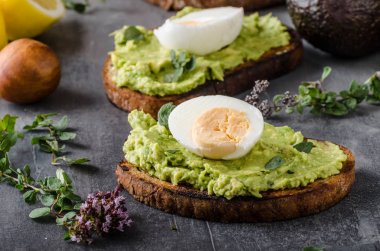 Biyo ekmek haşlanmış yumurta ile üzerinde avokado