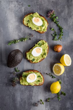 Biyo ekmek haşlanmış yumurta ile üzerinde avokado