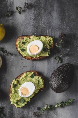 Biyo ekmek haşlanmış yumurta ile üzerinde avokado