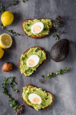 Biyo ekmek haşlanmış yumurta ile üzerinde avokado