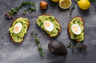 Biyo ekmek haşlanmış yumurta ile üzerinde avokado