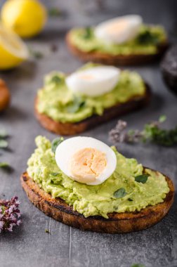 Biyo ekmek haşlanmış yumurta ile üzerinde avokado