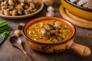 croutons gulaş çorbası