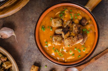 croutons gulaş çorbası