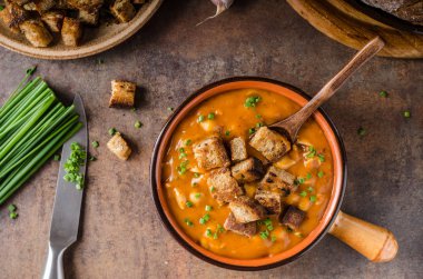 croutons gulaş çorbası