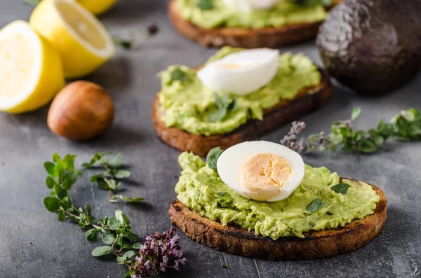 Biyo ekmek haşlanmış yumurta ile üzerinde avokado