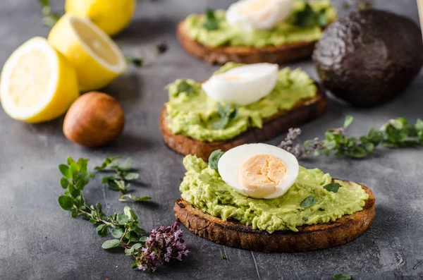 Bio avocado on bread with boiled egg — Stock Photo, Image