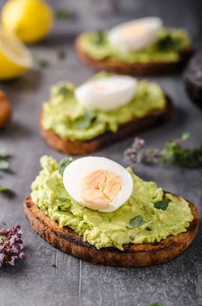 Biyo ekmek haşlanmış yumurta ile üzerinde avokado