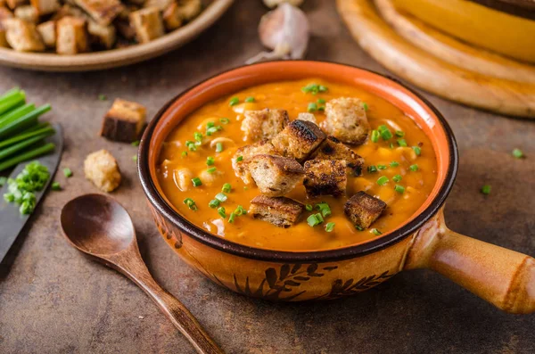 Goulash soep met croutons — Stockfoto