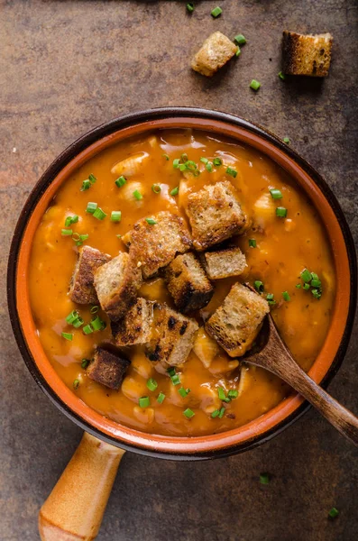 Sopa de gulash con croutons —  Fotos de Stock