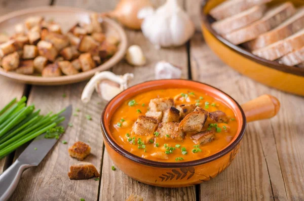 Zuppa di gulasch con crostini — Foto Stock