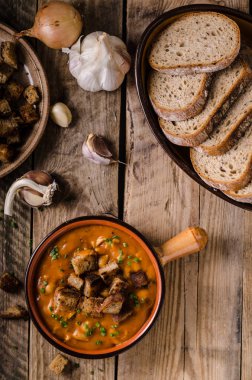 croutons gulaş çorbası