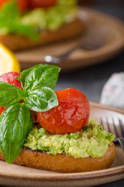 Avokado ile pişmiş domates ekmek yaymak