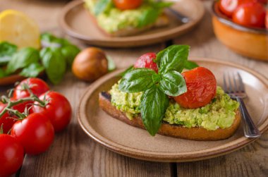 Avokado ile pişmiş domates ekmek yaymak