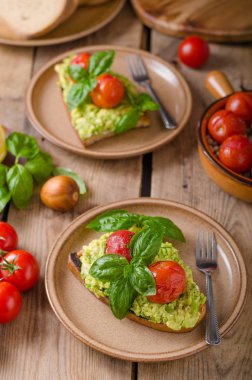 Pişmiş domates ekmek peynir yayıldı