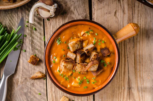 Sopa de goulash com croutons — Fotografia de Stock