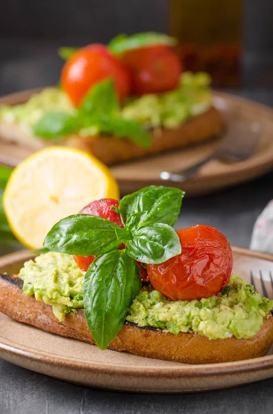 Aguacate untar el pan con tomate al horno — Foto de Stock