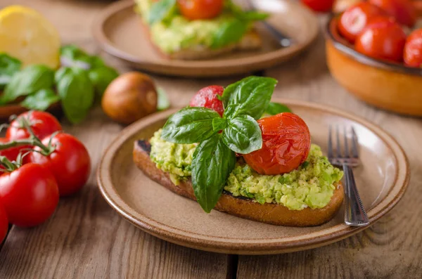 Awokado spread chleb z pieczonymi pomidorami — Zdjęcie stockowe