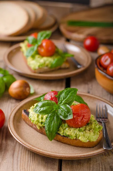 Avokado ile pişmiş domates ekmek yaymak — Stok fotoğraf