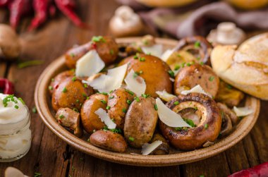 Mantar salatası, parmesan ve mayo