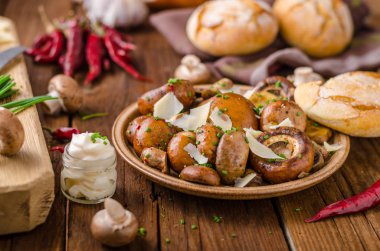 Mantar salatası, parmesan ve mayo