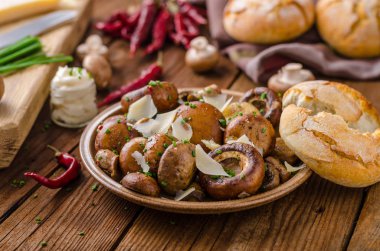 Mantar salatası, parmesan ve mayo