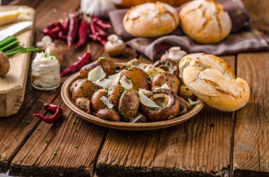 Mantar salatası, parmesan ve mayo