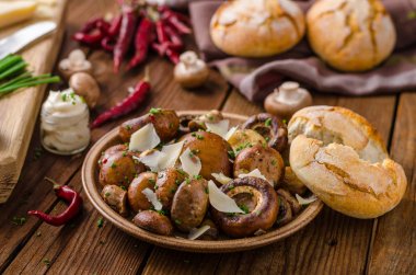 Mantar salatası, parmesan ve mayo