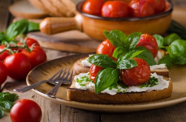 Pişmiş domates ekmek peynir yayıldı