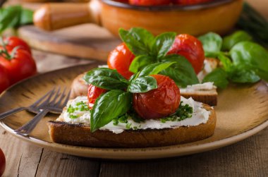 Pişmiş domates ekmek peynir yayıldı