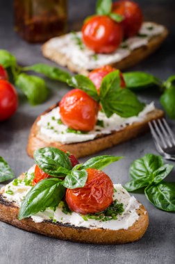 Pişmiş domates ekmek peynir yayıldı