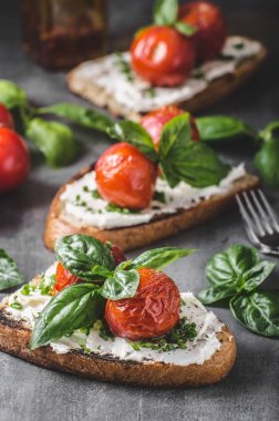 Pişmiş domates ekmek peynir yayıldı