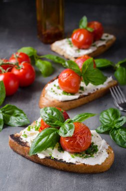 Pişmiş domates ekmek peynir yayıldı