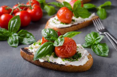 Pişmiş domates ekmek peynir yayıldı