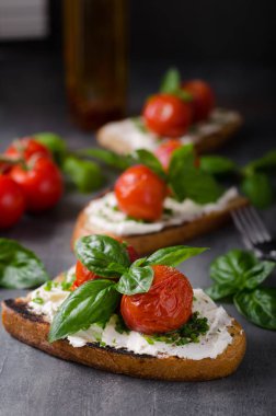 Pişmiş domates ekmek peynir yayıldı