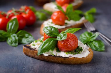 Pişmiş domates ekmek peynir yayıldı